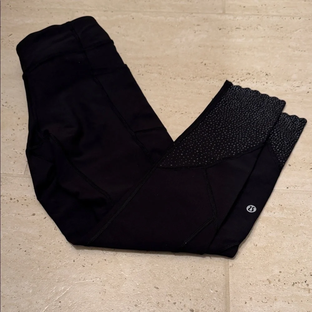 Lululemon 23” Women’s Tight Stuff leggings Size 6 Reflective Scallop Hem black - Picture 12 of 16